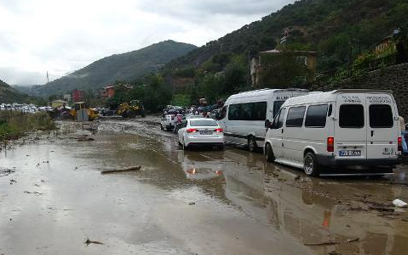 Trabzon’u sel ve heyelan vurdu; karayolu ulaşıma kapandı