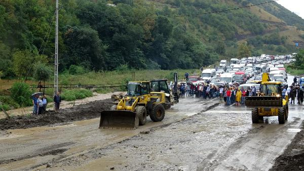 Trabzon’u sel ve heyelan vurdu; karayolu ulaşıma kapandı