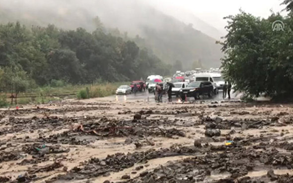 Trabzon’u sel ve heyelan vurdu; karayolu ulaşıma kapandı