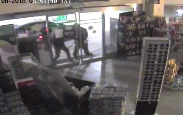Market sahibinin hırsızları kurşun yağmuruna tuttuğu anlar kamerada
