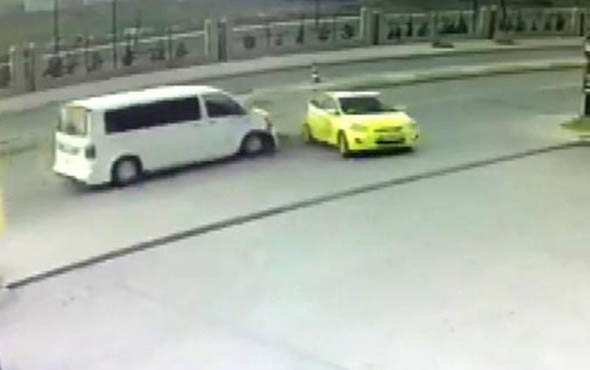 Akaryakıt almak için manevra yapan taksiye minibüs çarptı
