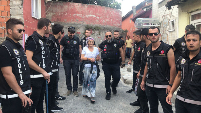 'Torbacı Nene' Beyoğlu'nda kıskıvrak yakalandı!