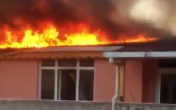 Bağcılar’da korkutan yangın: çatı katı alev alev yandı