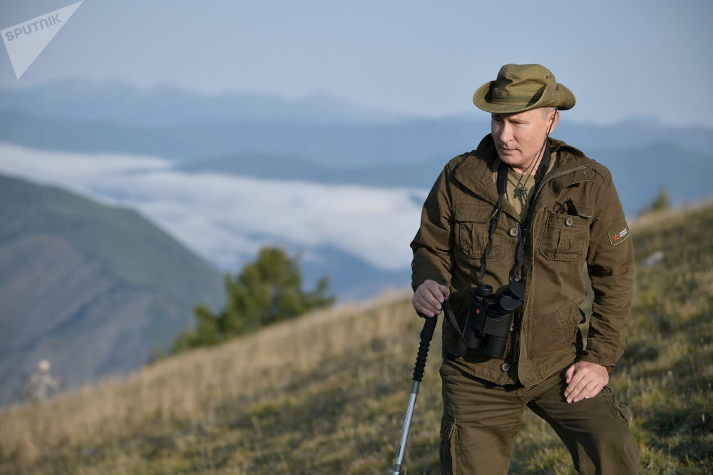 Putin dağlarda dolaştı balık tuttu avlandı