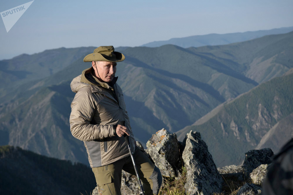 Putin dağlarda dolaştı balık tuttu avlandı
