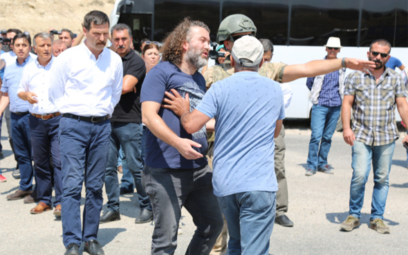 HDP'li vekiller polisle tartıştı yol kapattı