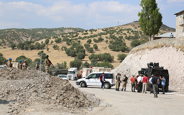 HDP'li vekil güvenlik güçleriyle tartıştı: Aracıyla yolu kapattı!