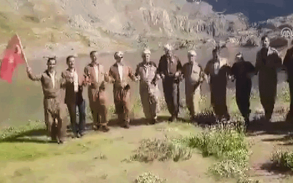 PKK'dan temizlenen dağda Türk bayraklarıyla halay çektiler 