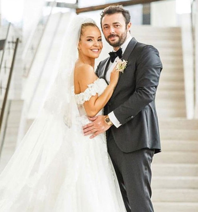Beren Saat düğünde aşka geldi! Sosyal medyayı sallayan fotoğraf
