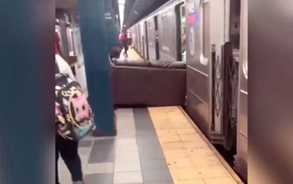 Metrodakiler şaşkına döndü! Bu adam ne yapıyor böyle? 