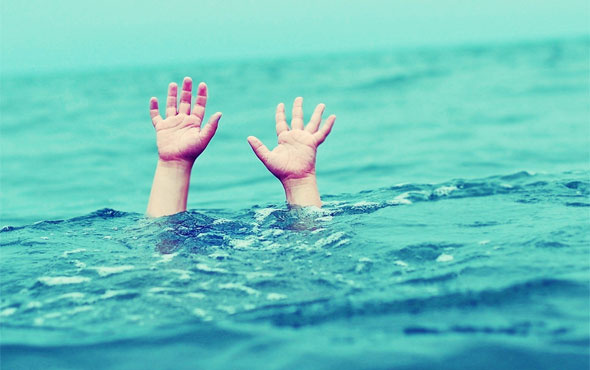 Deniz kenarında oynayan çocuk gözden kayboldu