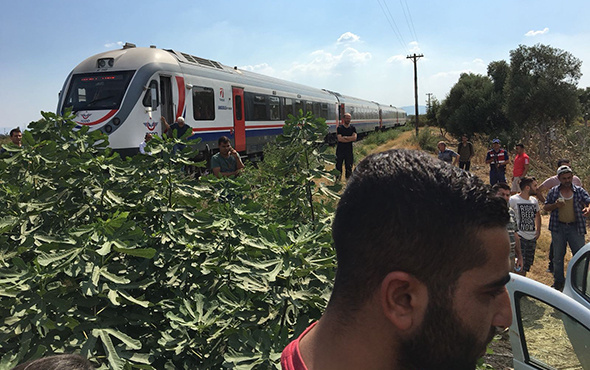 Tren otomobile çarptı: Yolcular dehşeti yaşadı!