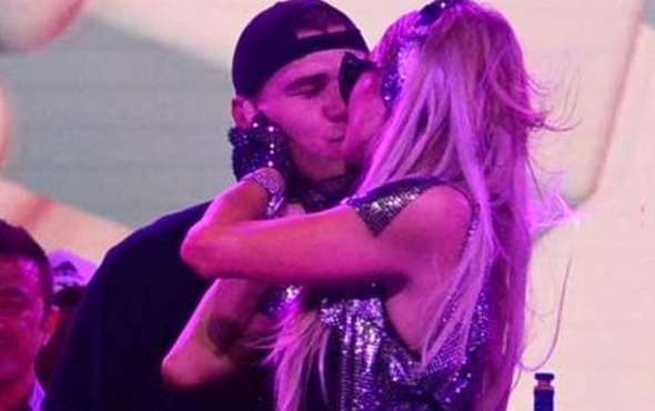 Paris Hilton aşka geldi sevgilisini öpücüklere boğdu!
