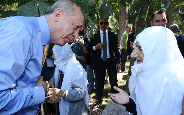Erdoğan'dan iki yaşlı kadına sürpriz! Gönülleri fethetti