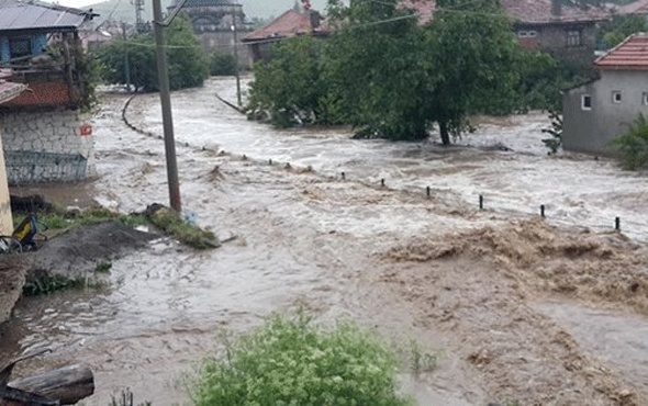 Afyon'da yağış hayatı felç etti