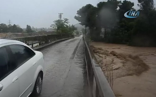 Ordu Ünye'de sel felaketi! Sahil yolu trafiğe kapatıldı