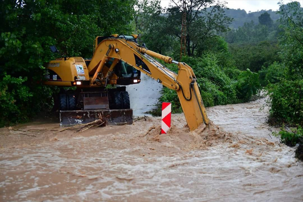 Ordu'da sel afete dönüştü 8 köprü yıkıldı