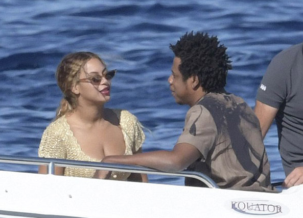 Aşk tazelediler! Jay-Z Beyonce'i öpücüklere boğdu