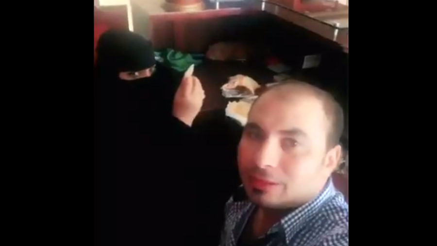 Suudi Arabistan’da bir kadınla kahvaltı yapan kişi gözaltına alındı