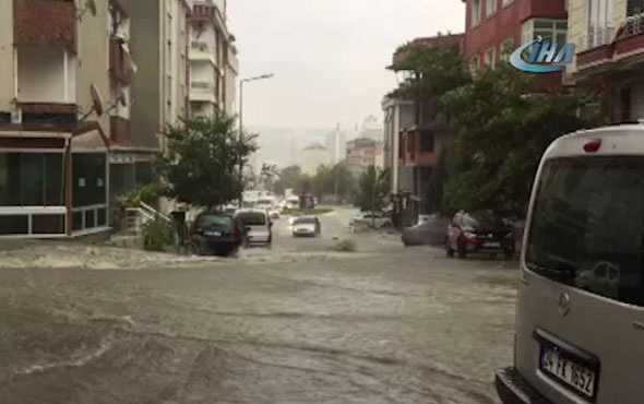 Üsküdar'da yollar göle döndü! 