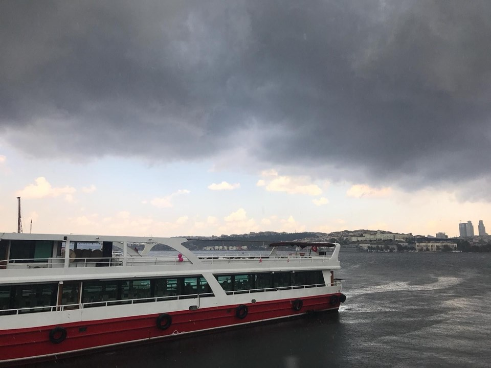 Üsküdar ve Hadımköy sele gitti! İstanbul'da şiddetli yağmur var