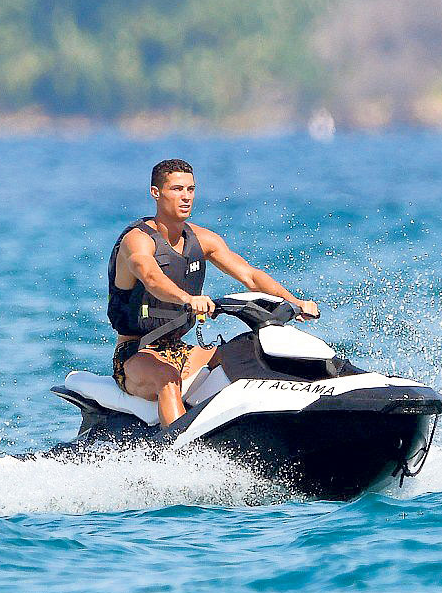Ronaldo jet ski’ye bindi Rodriguez fiziğiyle mest etti
