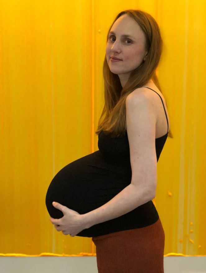 Üçüzlere hamile kadın karnıyla görenleri şaşkına çevirdi