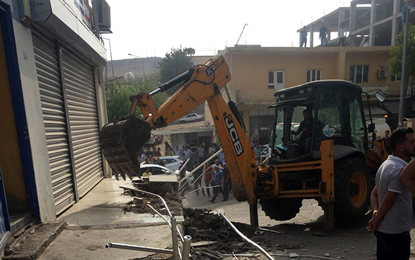Elektrikleri kesilen belediye, Dicle Elektrik hizmet binasını yıktı!