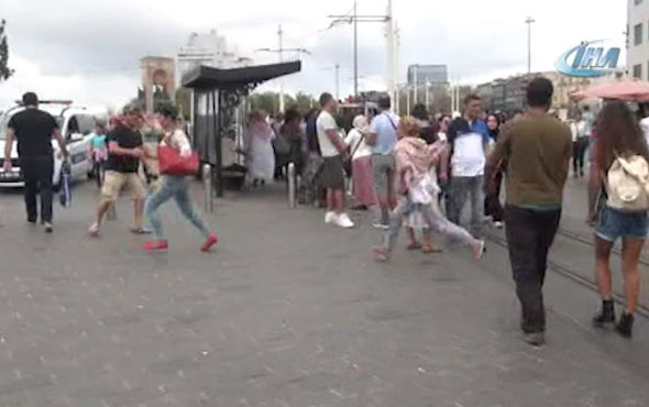 Taksim Meydanı'nda kızların omuz atma kavgası böyle görüntülendi! 