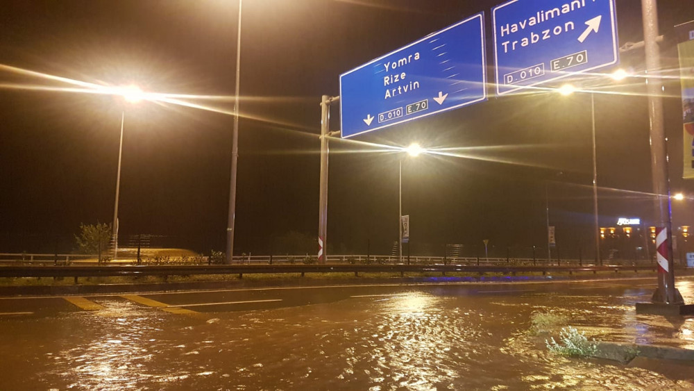 Trabzon'da havalimanı uçuş trafiğine kapandı