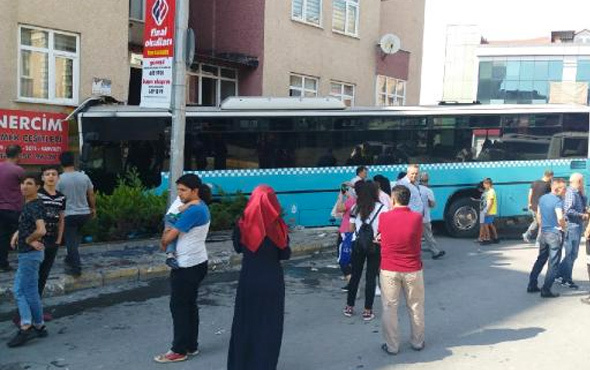 Özel Halk Otobüsü dükkana girdi: 4 yaralı 