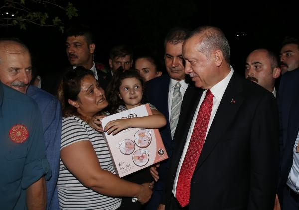 Erdoğan'dan sahilde oturan vatandaşlara sürpriz...