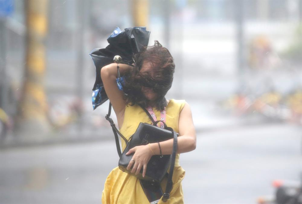 Süper Mangkhut tayfunu yıkıp geçiyor! Acı haberler peş peşe geliyor...