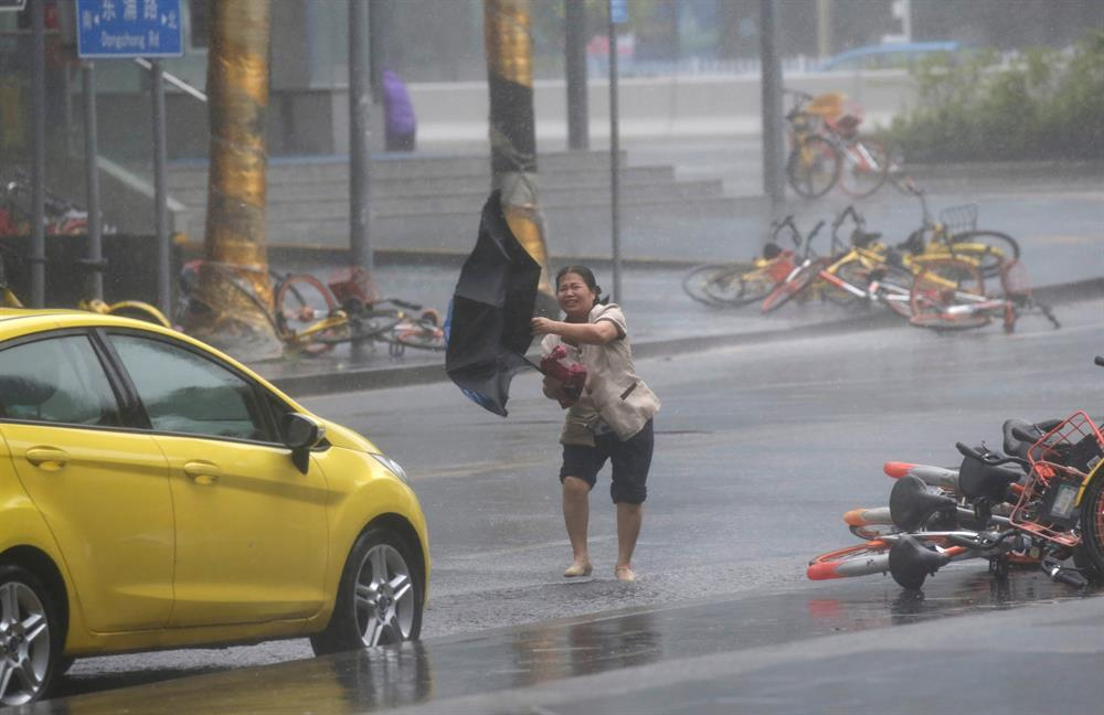 Süper Mangkhut tayfunu yıkıp geçiyor! Acı haberler peş peşe geliyor...