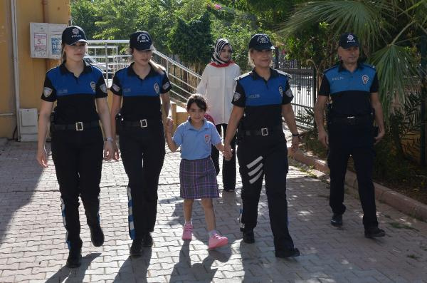 6 yaşındaki kız okulun ilk gününe polis eskortuyla götürüldü