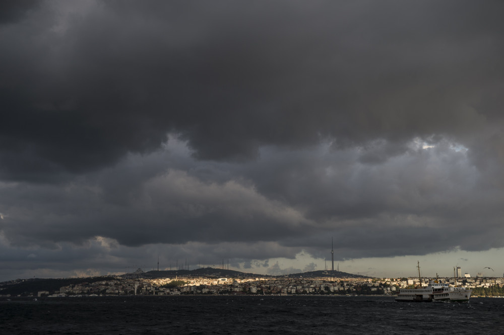 İstanbul Boğazı'nı kara bulutlar kapladı