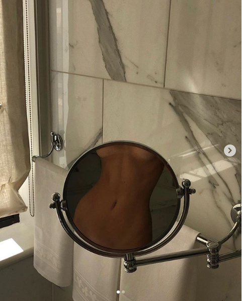 Kendall Jenner'den bomba pozlar! Banyoda çıplak vücudunu çekip paylaştı