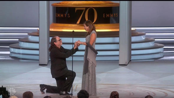 Emmy Ödülleri'nde ağlatan teklif: Sana karım demek istiyorum