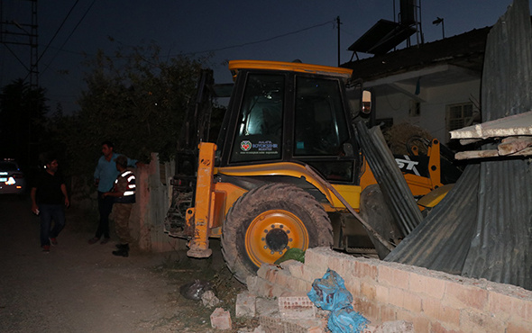 Kepçe evin bahçesine daldı: Ölü ve yaralılar var!