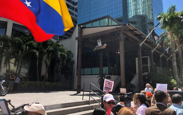 Nusret Gökçe'ye Miami'de Maduro protestosu!