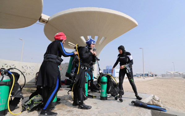 Suudi kadınlar plaja böyle geldiler! İşte sıradışı kareler
