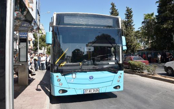 Antalya'da inanılmaz kaza! Yaşlı kadın otobüsten inerken...