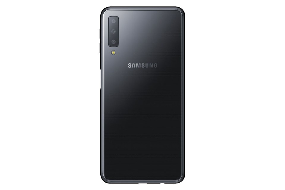 Samsung üç arka kameralı telefonunu tanıttı
