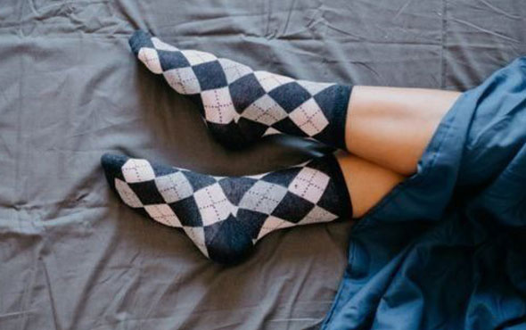 Çorapla uyunur mu demeyin işte çorapla uyumanın hiç bilmediğiniz faydaları