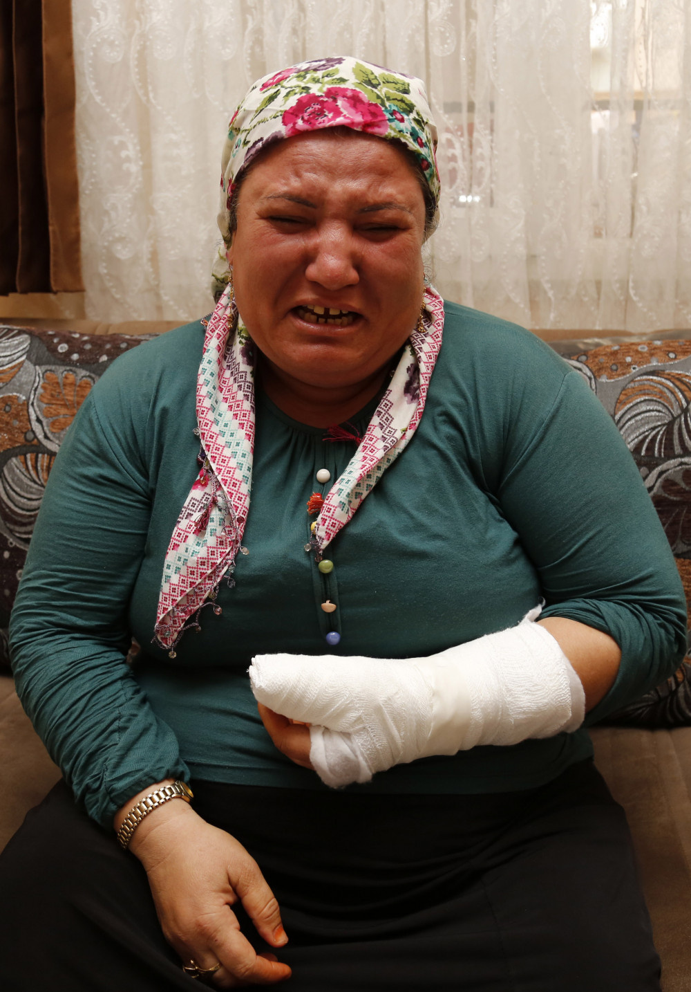 Korna sesini duymayan engelli kadının kolunu kırdılar