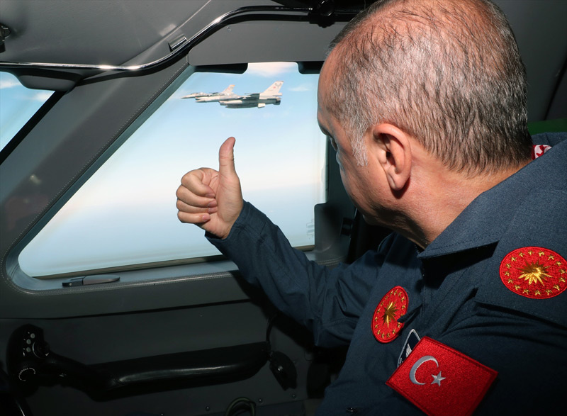 Erdoğan'dan büyük sürpriz! Pilot üniformasıyla alana geldi