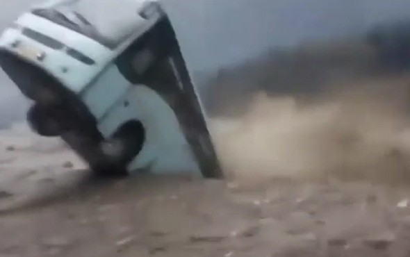 Yağış sonrası yükselen nehir, yolcu otobüsü yuttu