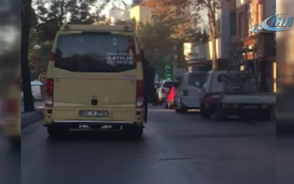 Trafikte tıka basa giden minibüs şoförü yolcuların canını hiçe saydı