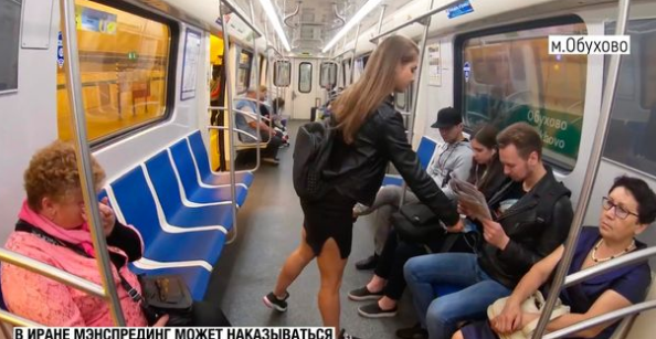 Rusya metrosunda bir kadın erkeklerin mahrem yerine öyle bir şey attı ki...