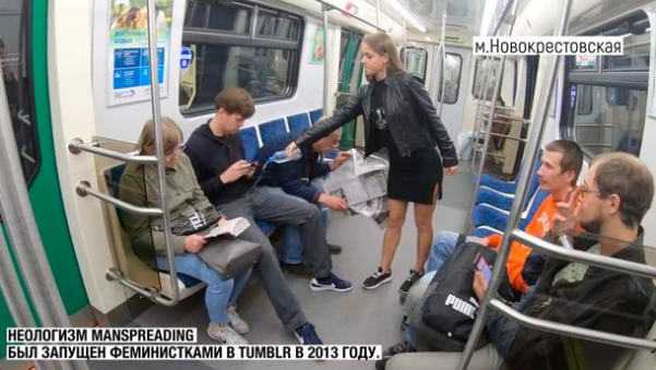 Rusya metrosunda bir kadın erkeklerin mahrem yerine öyle bir şey attı ki...